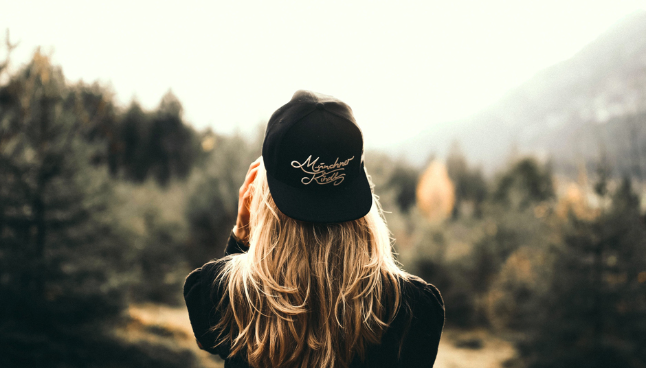 Adolescent Calme Touchant La Visière De La Casquette De Baseball