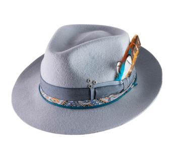 chapeau femme hiver - Fedora gris clair combiné avec un manteau